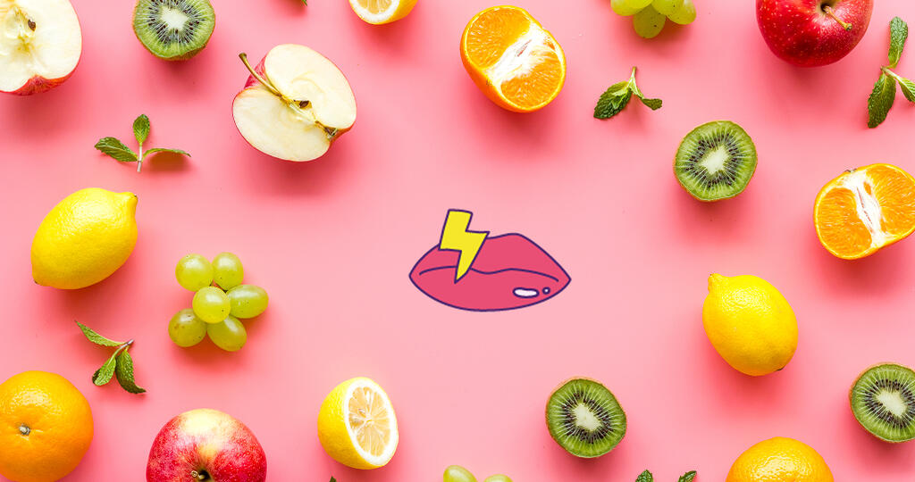 Divers fruits découpés en 2 avec le dessins d'une bouche