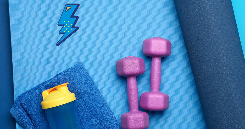 Une photo d'un tapis de yoga, de poids pour la musculation ainsi qu'une gourde d'eau et une serviette