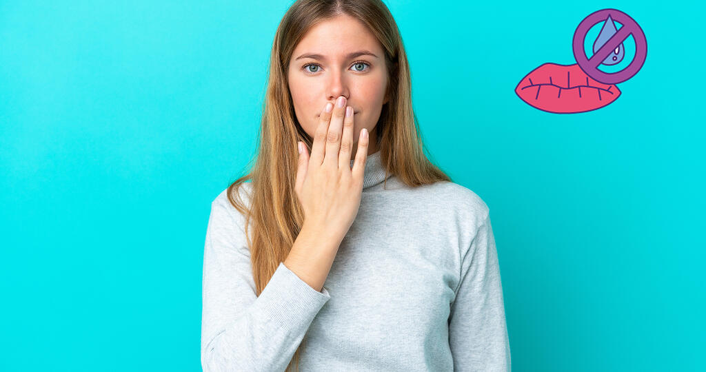 Photo d'une femme se couvrant la bouche avec sa main