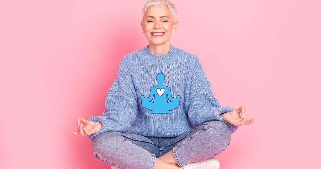 Femme retraitée en position yoga avec un grand sourire