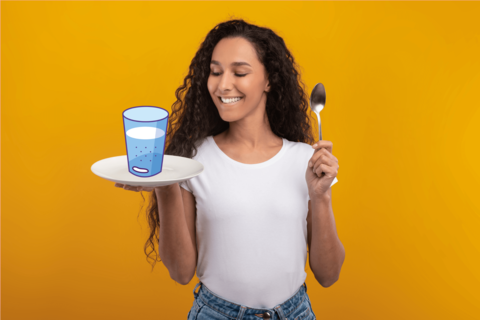 Femme avec un verre d'eau