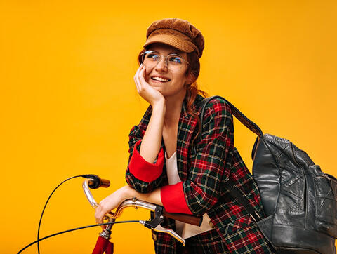 Personne soutenant sa tête avec sa main et le bras qui repose sur le guidon d'un vélo
