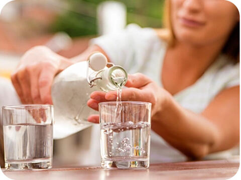 Personne se servant un verre d'eau
