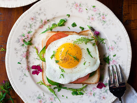 Toast avec tomates et œufs au plat
