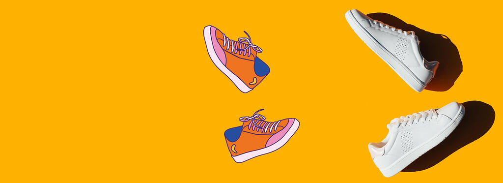 Une paire de basket blanche posé sur le coté et une autre paire de basket orange dessiné à coté