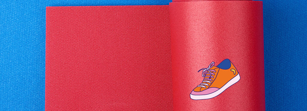 Visuel d'un tapis de yoga rouge avec une basket orange dessiné dessus