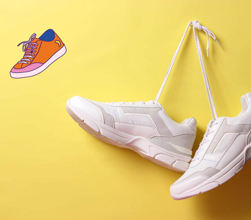 Photo d'une paire de basket pendant par les lacets reliés entre eux